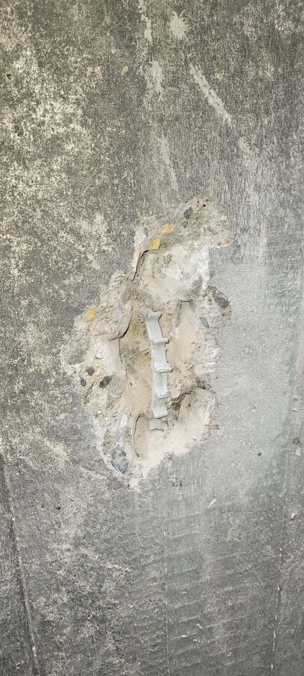 Freigelegter Abstandshalter in einem Betonbauteil