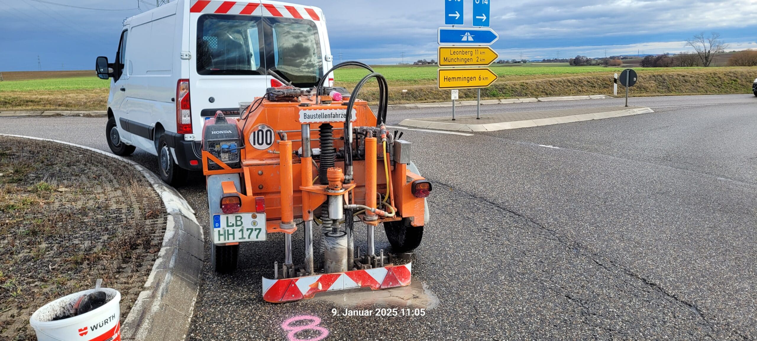 Kernbohrgerät bei der technischen Erkundung einer Verkehrsfläche
