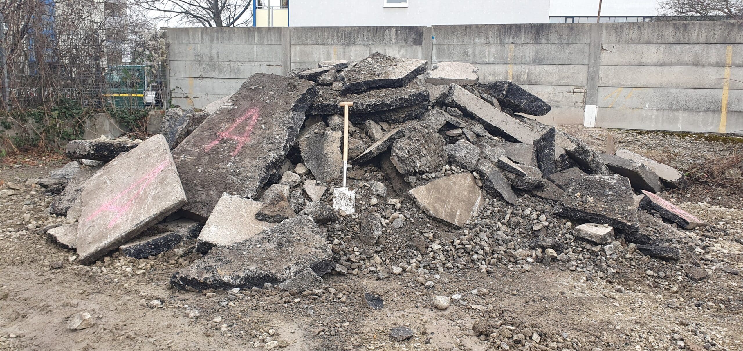Haufwerk aus gebrochenem Asphalt und mineralischem Material vor der Probenahme