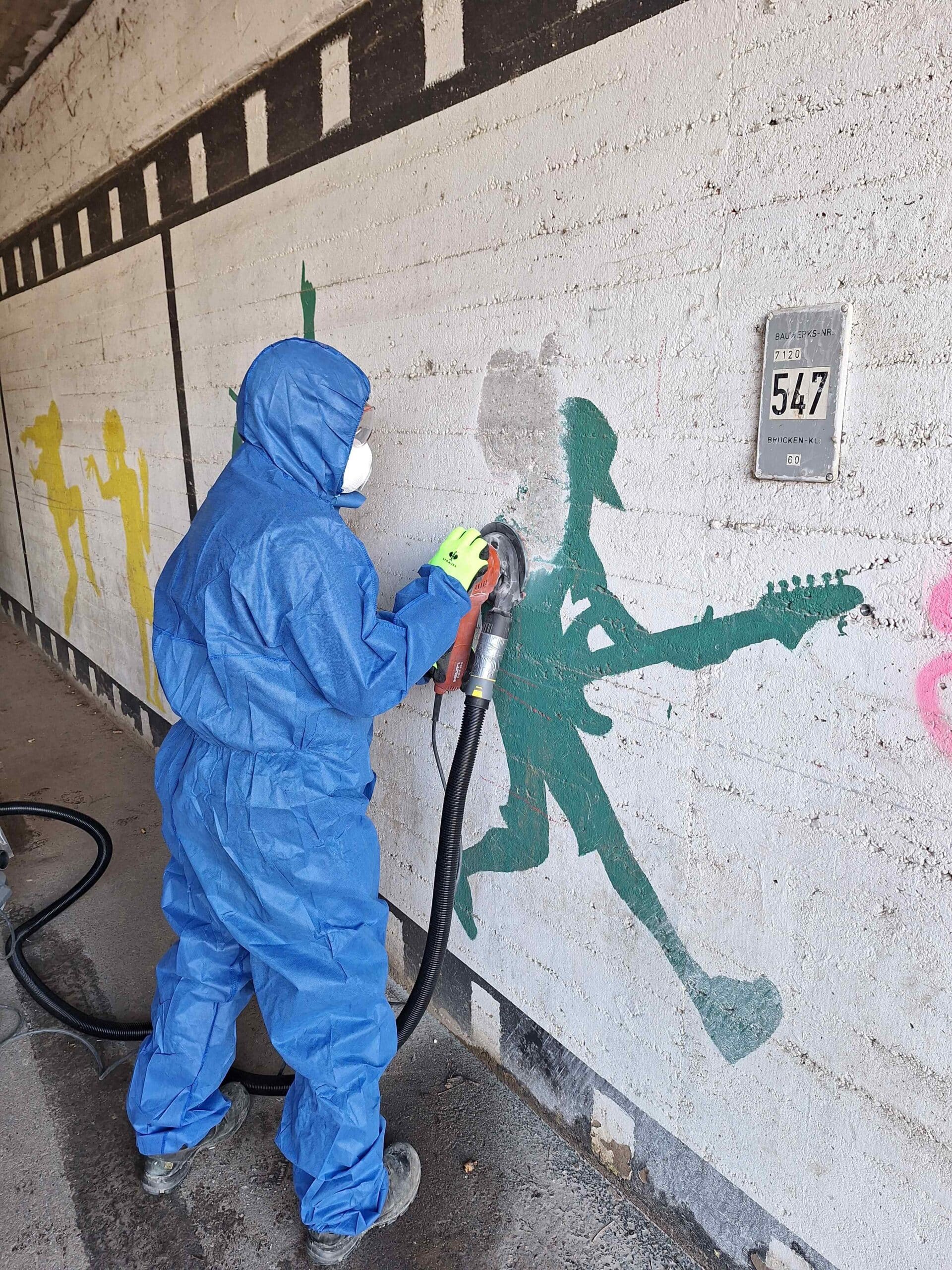 Mitarbeiter bei Untersuchungsarbeiten in einem Brückendurchlass
