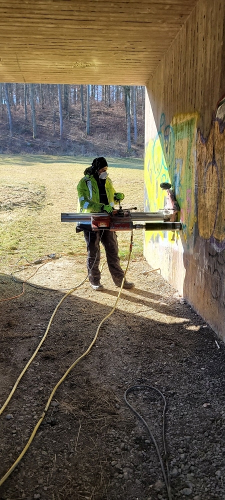 Bohrkernentnahme aus einem Betonbauteil einer Brücke