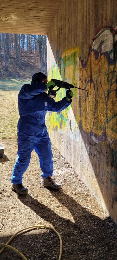 Mitarbeiter bei einer Probenahme an einem Betonbauteil