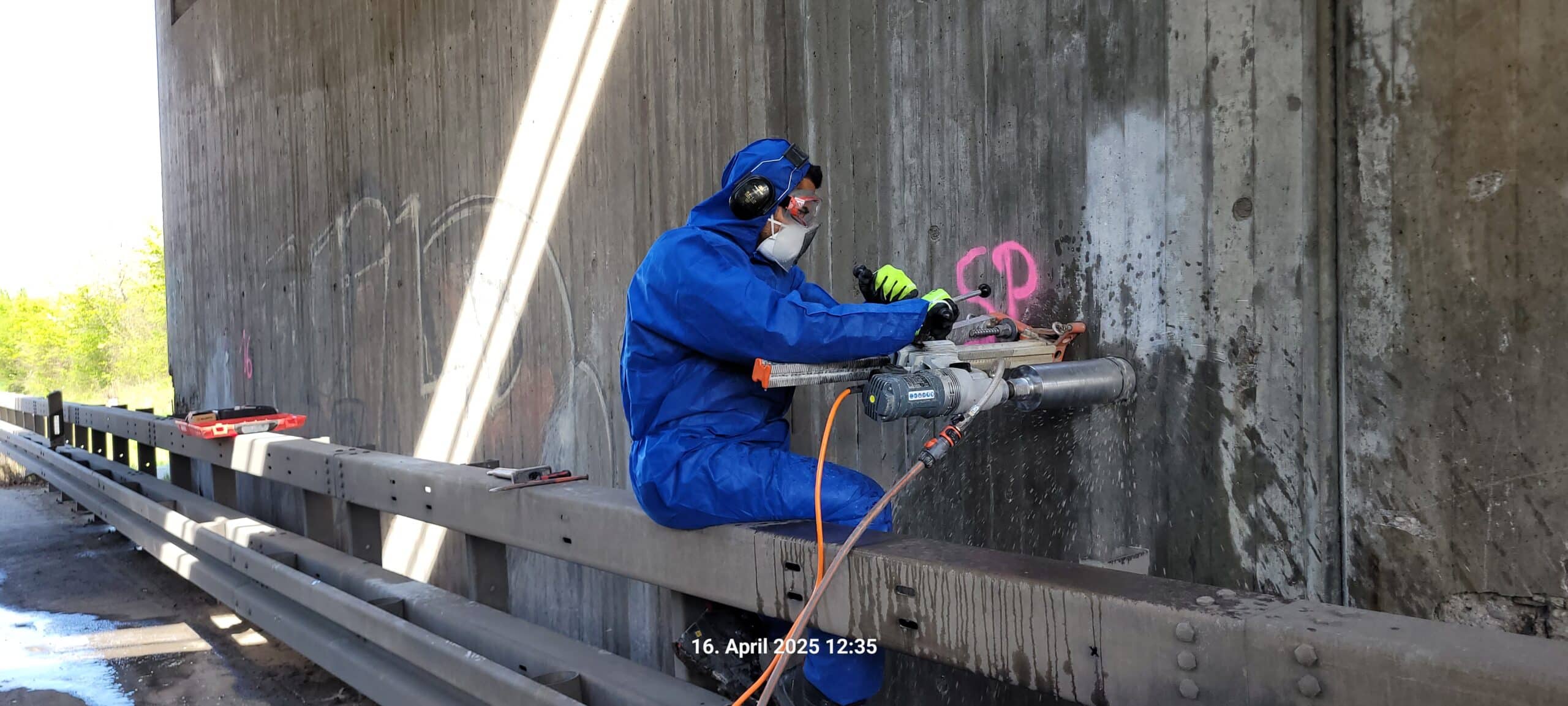 Mitarbeiter des Institut Dr. Haag bei einer Bohrkernentnahme an einer Brücke