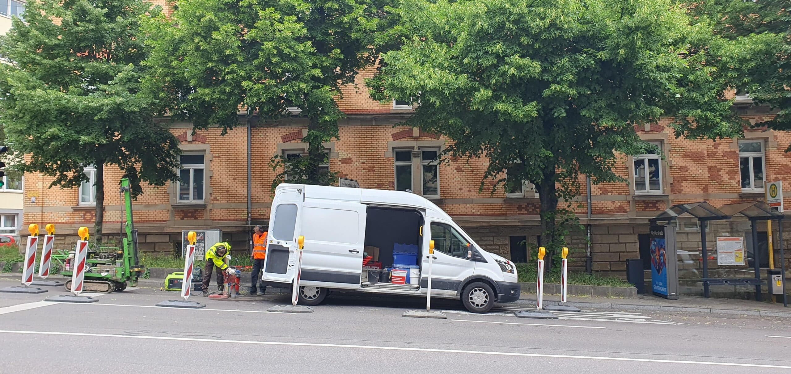 Mitarbeiter des Institut Dr. Haag bei der technischen Erkundung einer Verkehrsfläche